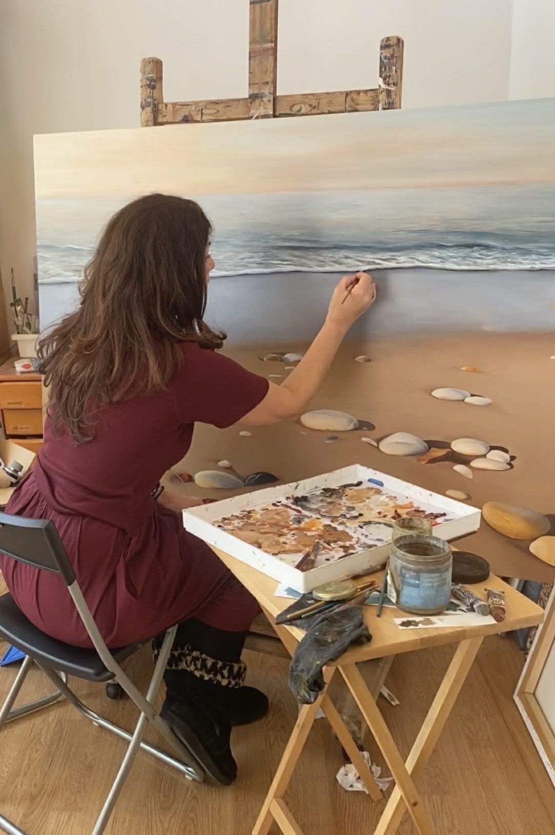 Giota painting in her art studio in Athens